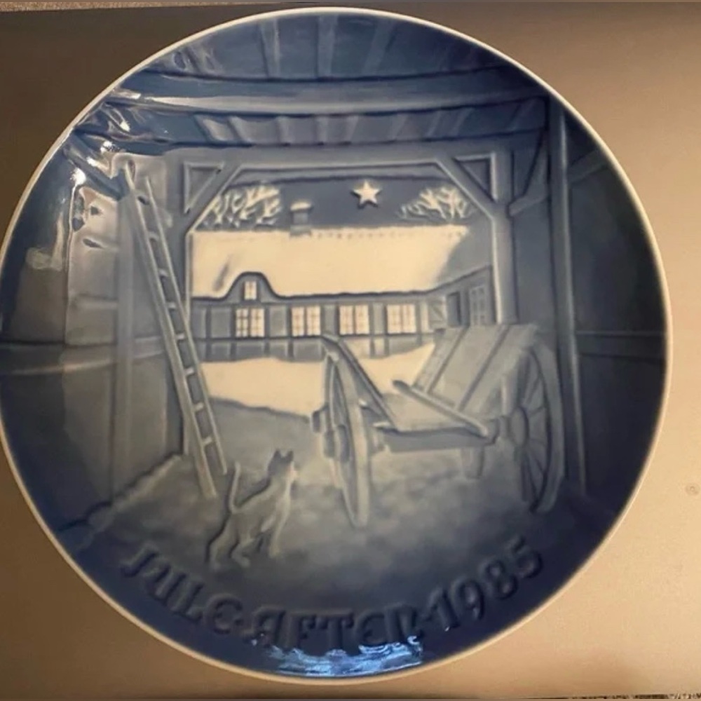 Copenhagen Bing & Grondahl 1985 Christmas Eve at the Farmhouse by E Jensen Cat